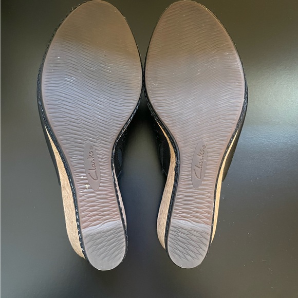 Clarks Wedge Heels In Like-New/Great condition (Size 8.5) - Picture 3 of 4